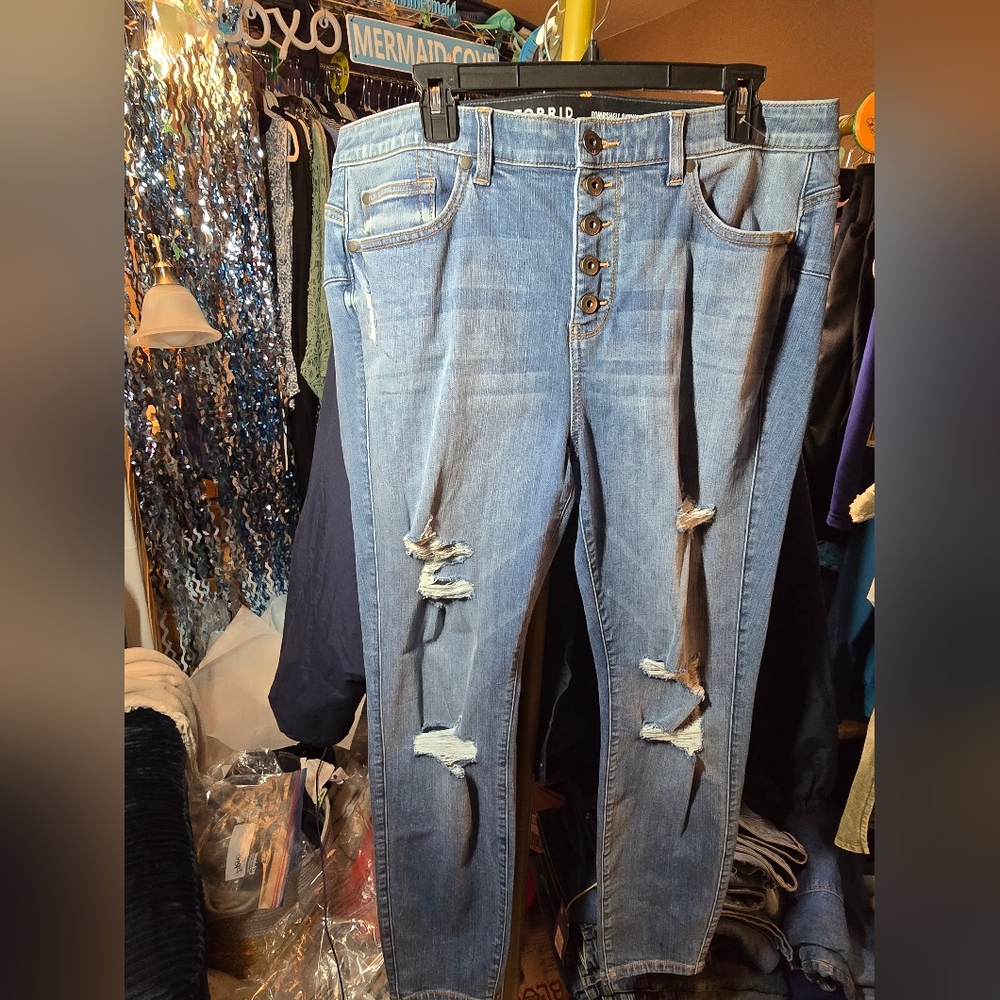 Sz 18R TORRID Bombshell Skinny Premium Stretch NWOT Distressed Skinny Blue Jeans